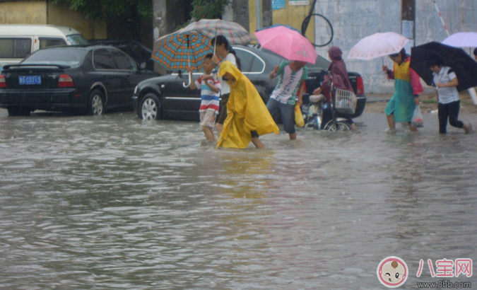 暴雨|下暴雨小孩要注意什么 下雨天带宝宝外出注意事项大全