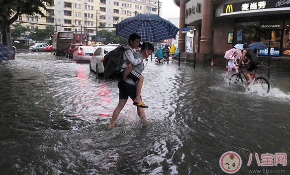 暴雨|下暴雨小孩要注意什么 下雨天带宝宝外出注意事项大全