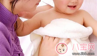 洗澡|新手爸妈夏季给初生儿洗澡莫慌张 掌握方法最重要