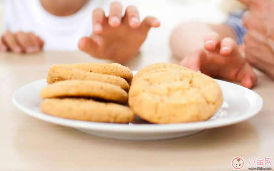 吃零食|孩子爱吃零食如何纠正 正确引导孩子吃零食才是好方法