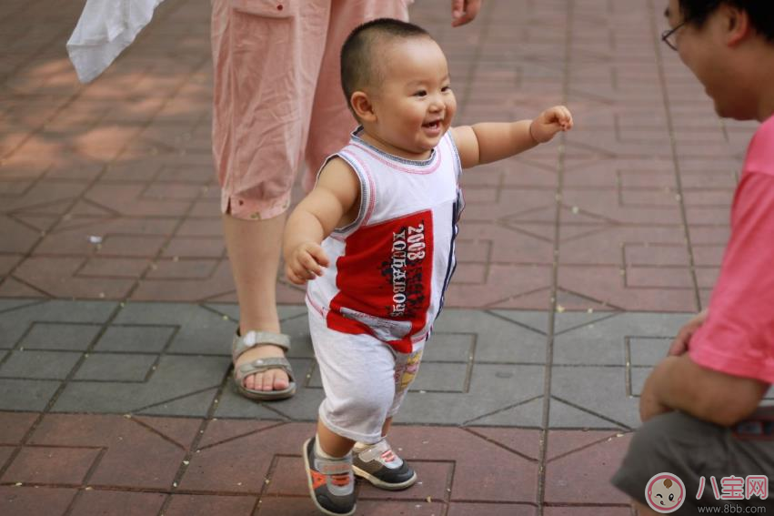 走路|如何教会孩子独立迈步 孩子走路怎么教