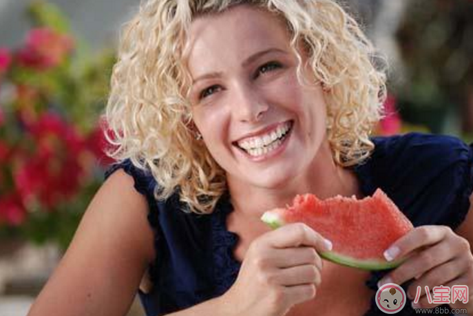 怀孕|孕妇怎么吃西瓜比较好 怀孕妈妈吃西瓜的正确姿势