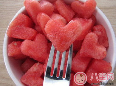 怀孕|孕妇怎么吃西瓜比较好 怀孕妈妈吃西瓜的正确姿势
