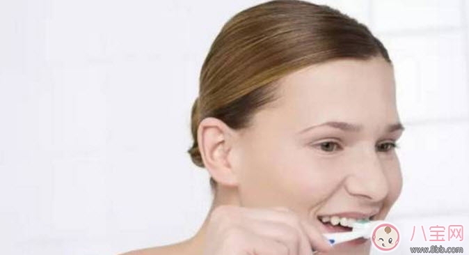 刷牙|坐月子产妇应该怎样刷牙 坐月子刷牙牙齿会松动吗