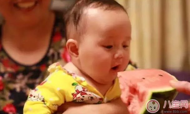 夏天|第一次宝宝吃西瓜要注意什么 夏天宝宝多大可以吃西瓜