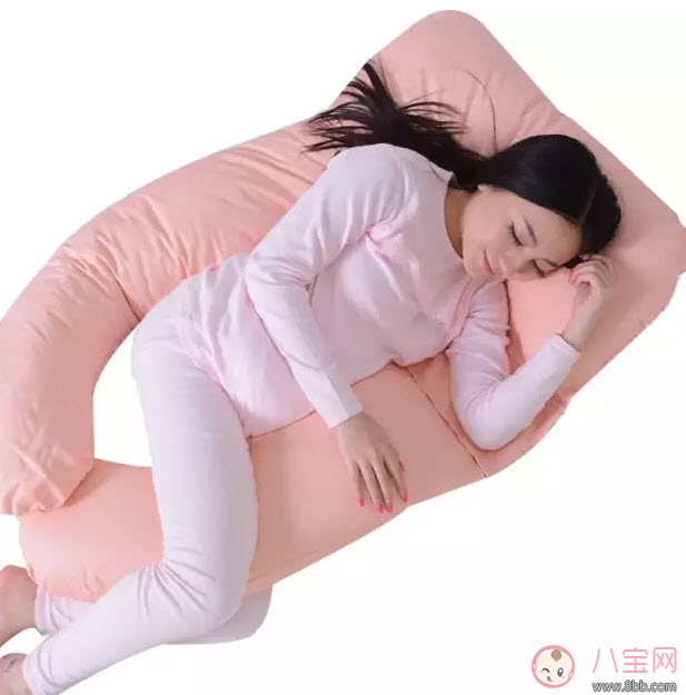 枕头|孕妇枕头有哪些好处 什么形状的孕妇枕实用(如何挑选孕妇枕)