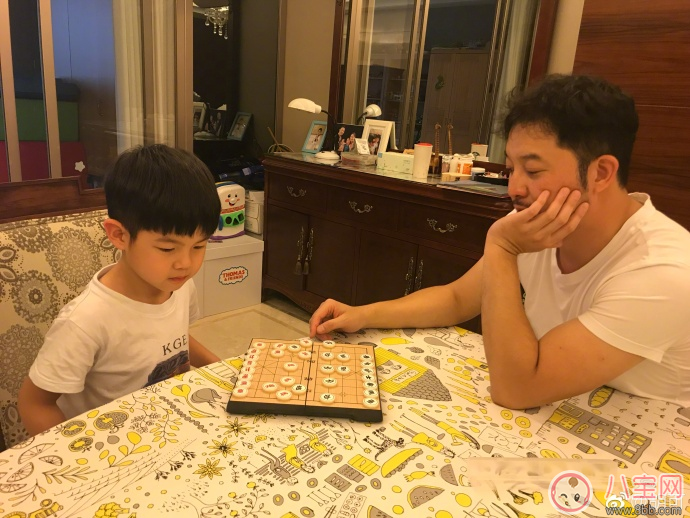 安吉|沙溢和安吉一起下象棋 怎么教孩子下象棋