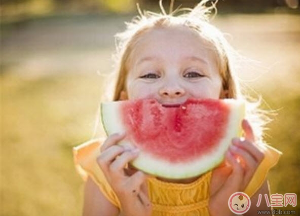 宝宝|2017夏天宝宝吃西瓜好还是喝西瓜汁好 宝宝多大可以吃西瓜