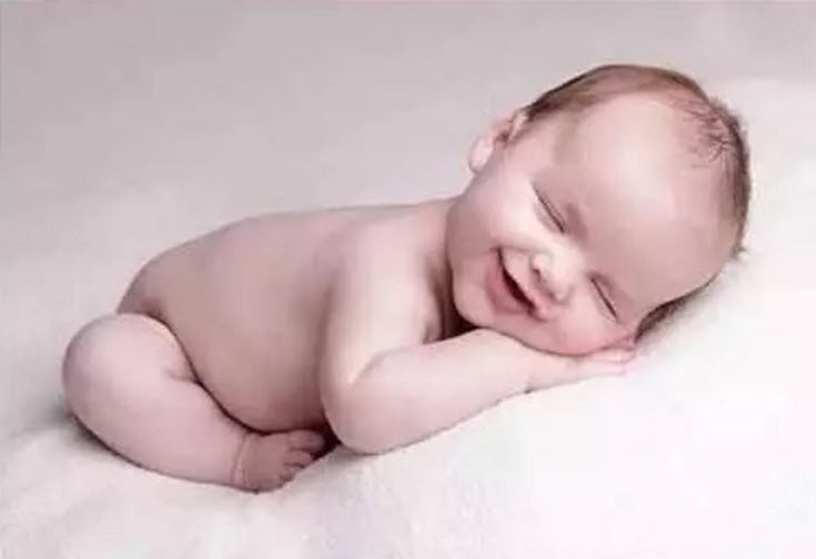 睡觉|宝宝睡觉为什么会笑 宝宝睡觉笑的原因