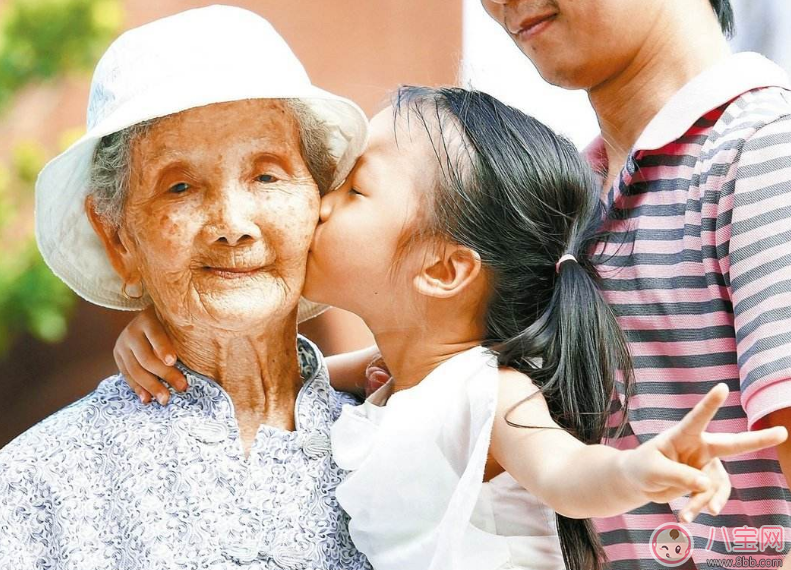 孩子|老人带孩子要不要给钱 老人带孩子给钱伤感情吗