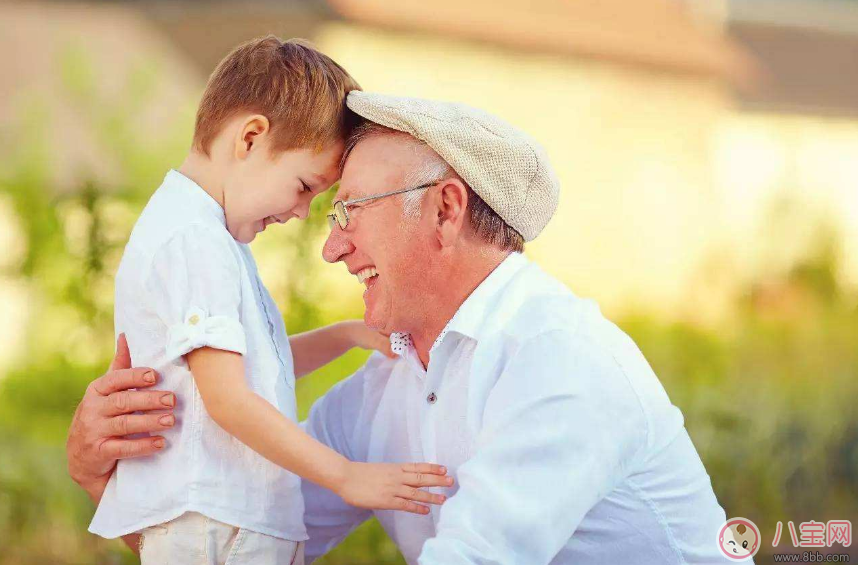 孩子|老人带孩子要不要给钱 老人带孩子给钱伤感情吗