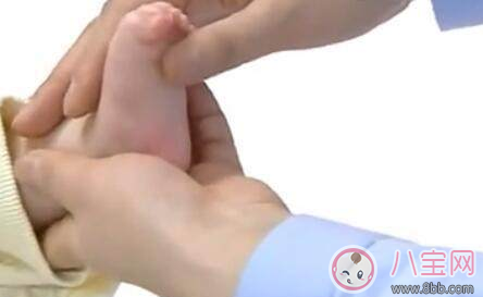 婴儿|一个月大宝宝怎么按摩好 一月大宝宝按摩指南