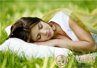 女性|起床太晚 上班女性如何让自己看起来清醒