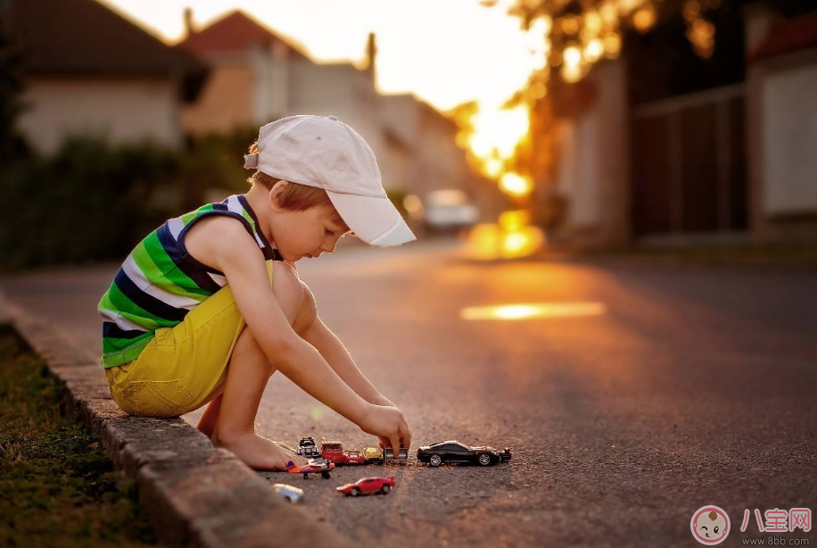 孩子|家里的墙都是孩子的画板 原因是因为探索欲