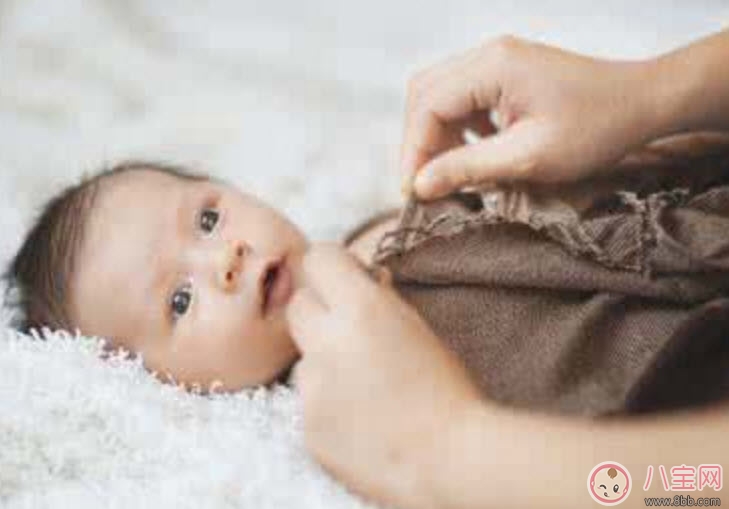 新生儿|新生儿肚脐可以碰水吗 新生儿肚脐没长好碰水了怎么办