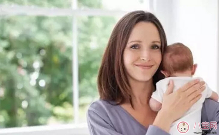 宝宝|怎样竖抱宝宝 新生儿宝宝竖抱的正确姿势图解