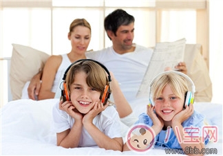 晒娃|贾静雯频繁晒娃遭网友批不安全