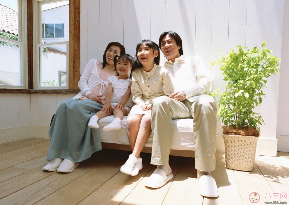 晒娃|贾静雯频繁晒娃遭网友批不安全