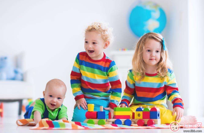 玩具|玩积木对孩子的智力开发大 怎么带孩子玩积木