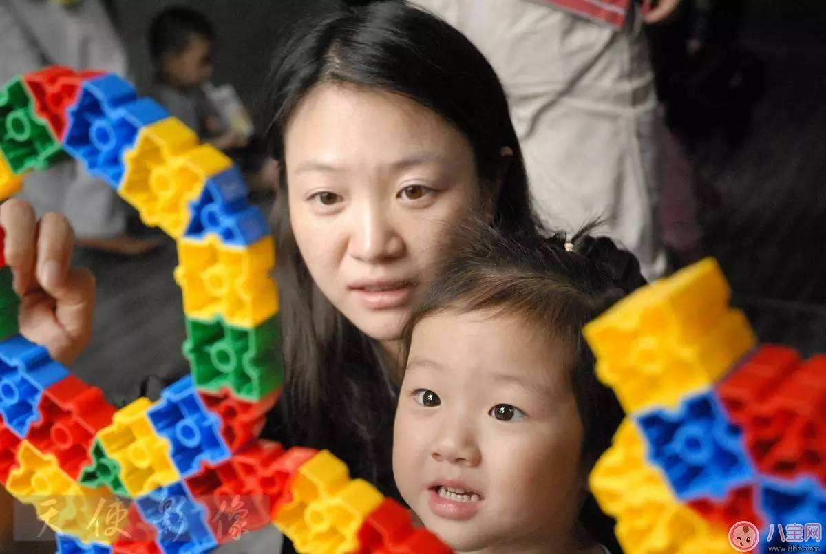 行为|家里有小小电子产品迷 如何管教孩子玩手机