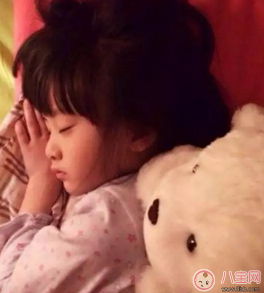 习惯|星二代睡姿谁错了？馨爷锁喉阿拉蕾凹造型