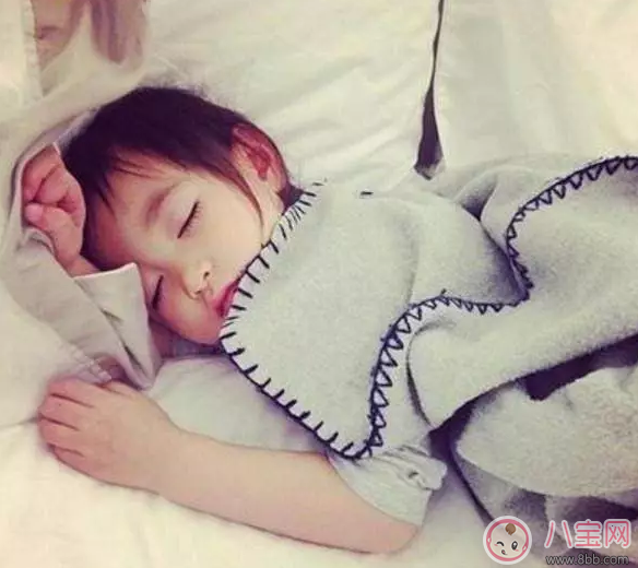 习惯|星二代睡姿谁错了？馨爷锁喉阿拉蕾凹造型