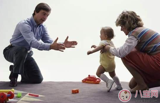 孩子|陶昕然的女儿已经会走路了 别人家宝宝会走路早自己的晚正常吗