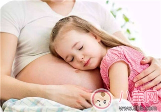 明星|看昆凌女儿用奶瓶喂弟弟 双宝育儿误区