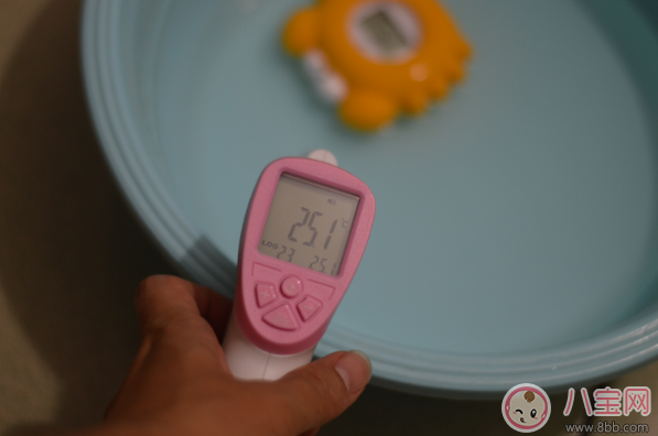 洗澡|秋季宝宝水温计哪款好 棒棒猪小水温计测评