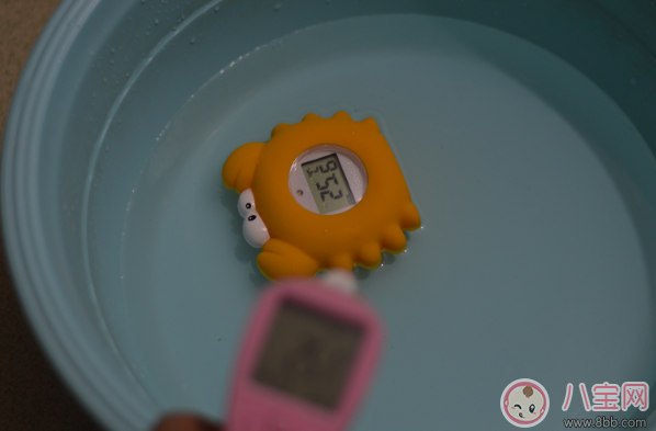 洗澡|秋季宝宝水温计哪款好 棒棒猪小水温计测评