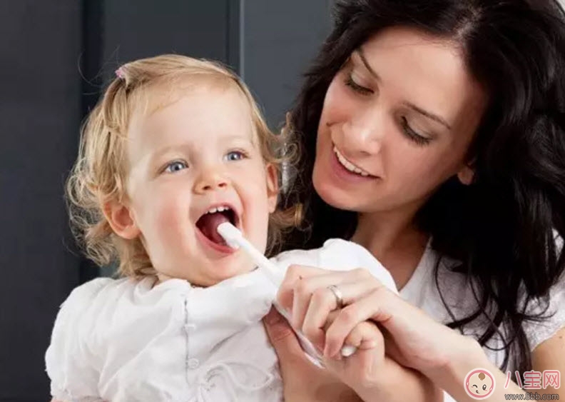 方法|如何让宝宝爱上刷牙 家长帮孩子刷牙正确的姿势