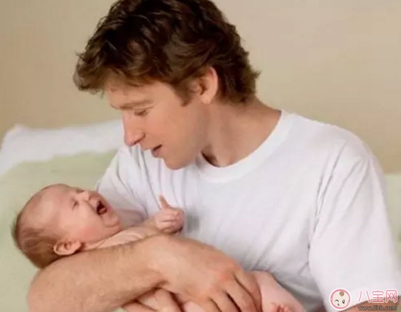 爸爸|为什么孩子和爸爸不亲 宝宝和爸爸不亲怎么办(宝宝和爸爸亲子游戏)