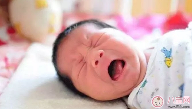 爽身粉|宝宝脖子上有湿疹可以擦爽身粉吗 新生儿脖子湿疹如何护理