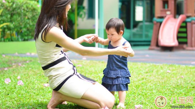 走路|孩子过早走路危害大 什么时候教孩子走路好