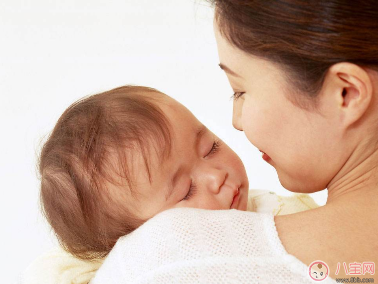 睡觉|哄孩子睡觉一放下秒醒 妈妈被孩子的吵闹吵得实在太累