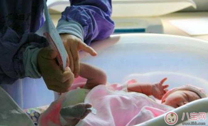 医院|新生儿宝宝出生为什么要印脚印 婴儿手足印泥有害吗