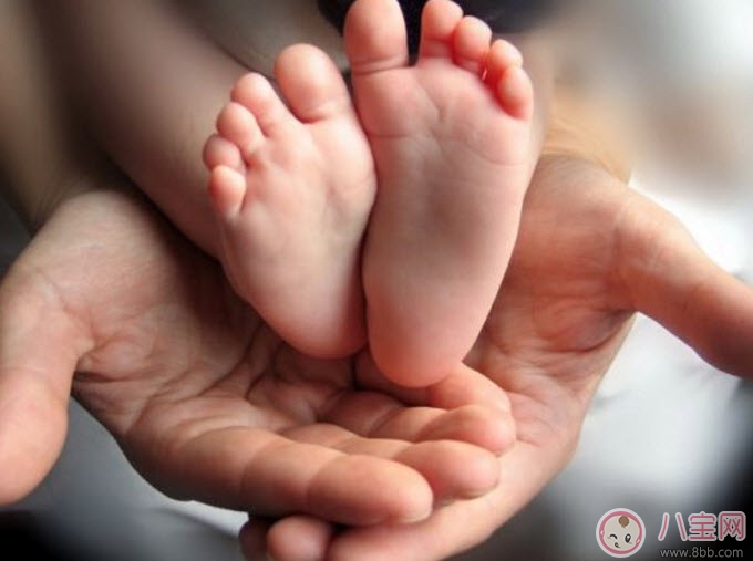 医院|新生儿宝宝出生为什么要印脚印 婴儿手足印泥有害吗