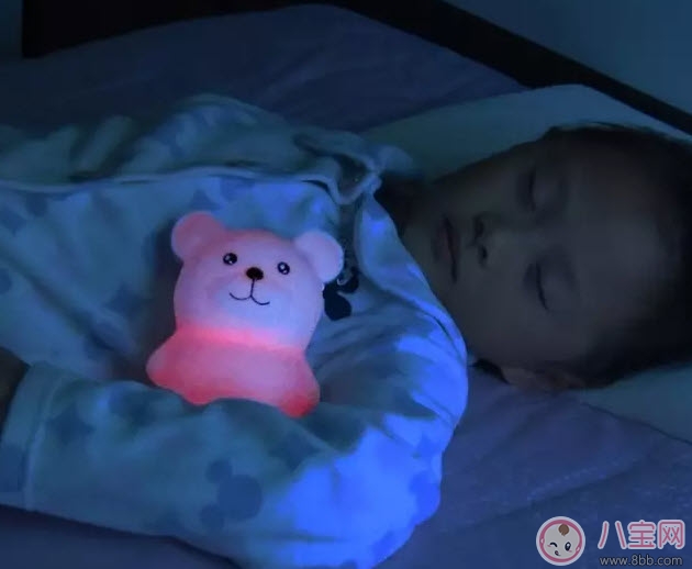 睡觉|新生儿睡觉能开夜灯吗 新生儿睡觉开夜灯好吗