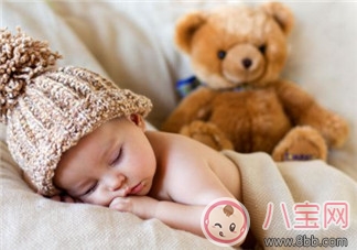 育儿|新生儿晚上到底可不可以开灯睡觉？如何引导宝宝关灯睡觉