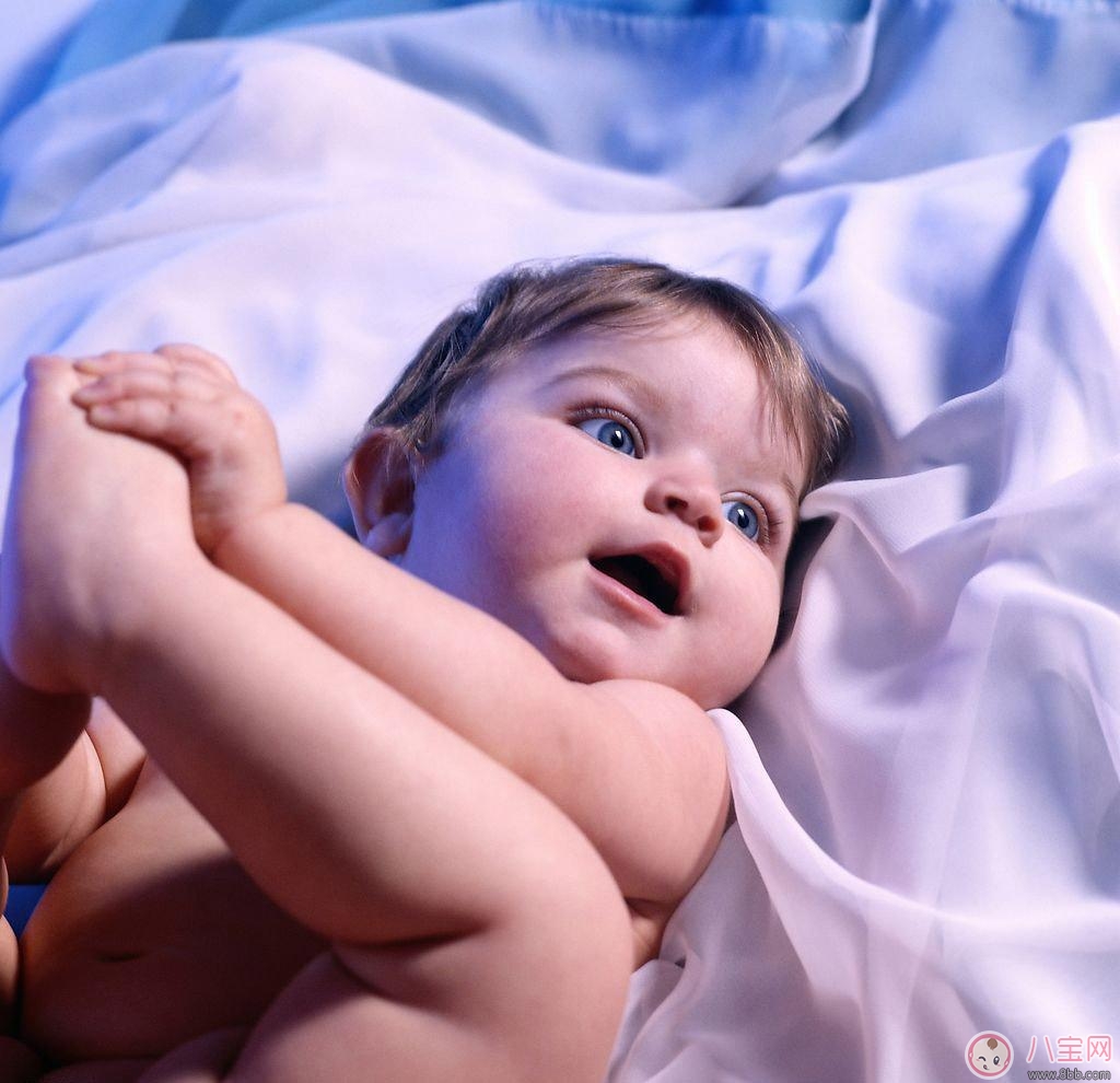 育儿|新生儿晚上到底可不可以开灯睡觉？如何引导宝宝关灯睡觉