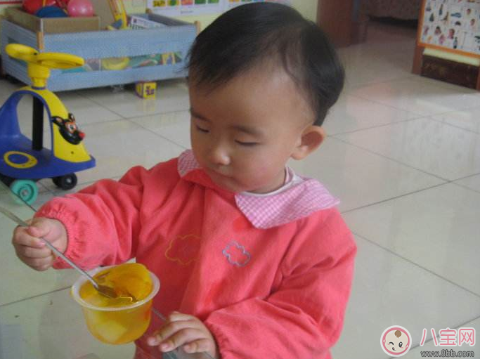 噎着|哪些东西孩子吃了容易噎 孩子噎着怎么办