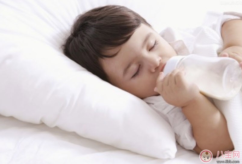 睡觉|宝宝夜奶要吃多少 宝宝奶睡怎么改