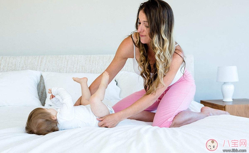 育儿|宝宝翻身有什么前兆 如何引导宝宝翻身