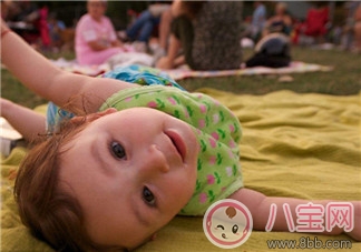 育儿|宝宝翻身有什么前兆 如何引导宝宝翻身