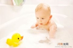 宝宝一岁前洗澡用清水即可