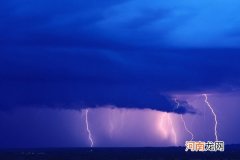 打雷可以玩手机吗在室内