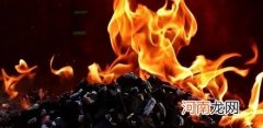 为什么潮湿的煤炭更好燃烧？