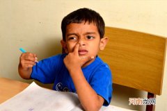为什么小孩子会喜欢吃鼻屎