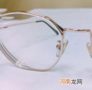 眼镜松了带着往下掉下来怎么调？分享几个小技