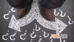 “首鼠两端”是形容一个人做事前后不一致吗？